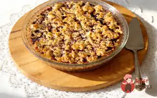 Тертий пиріг з варенням з жимолості