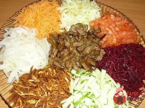 Овочевий салат з капустою та м'ясом