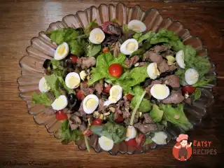 Теплий салат з курячою печінкою та печерицями