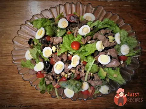 Теплий салат з курячою печінкою та печерицями
