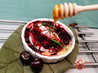 Сир бри з черешнею та медом
