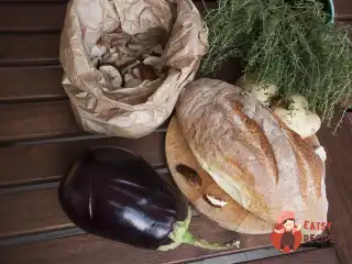 Запечений пиріг з картоплі, білих грибів та баклажанів.