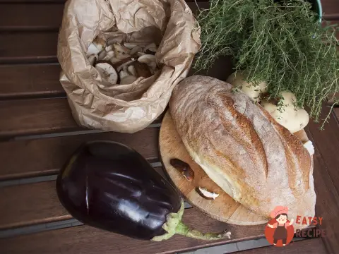 Запечений пиріг з картоплі, білих грибів та баклажанів.