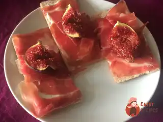 Ранкові крекери з хамоном та інжиром