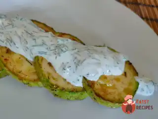 Смажені кабачки зі сметанним соусом