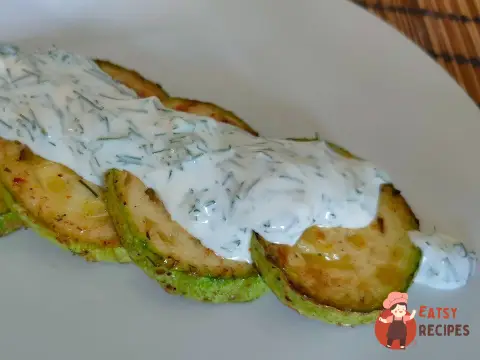 Смажені кабачки зі сметанним соусом