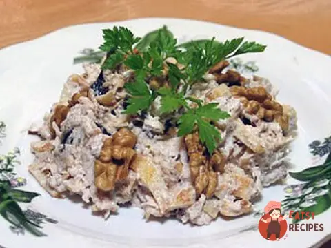 Салат з куркою та чорносливом