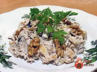 Салат з куркою та чорносливом