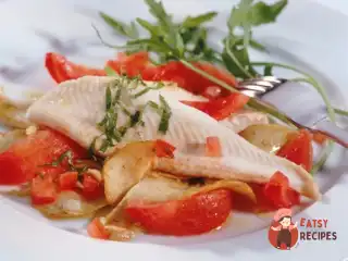 Рибне філе, тушковане з помідорами, зеленню та часником