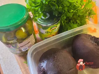 Крок 1: Буряковий салат із квасолею та солоними огірками