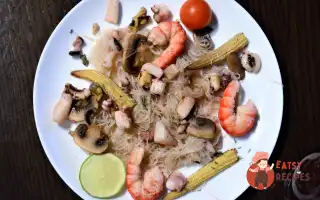 Вок Із Рисової Локшини З Морепродуктами, Печерицями Та Кукурудзою.