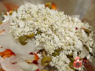 Крок 12: Грецький салат з оливками та фетою