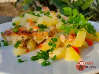 Картопля запечена з квасолею та фаршем