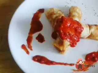 Млинці з м'ясом у томатному соусі