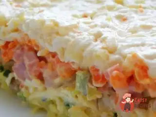 Листковий салат з грибами, шинкою та плавленим сиром