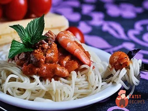 Паста з морепродуктами в томатному соусі