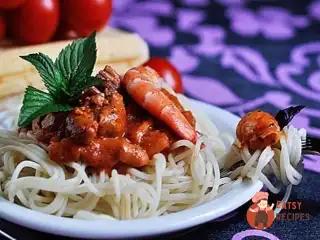 Паста з морепродуктами в томатному соусі