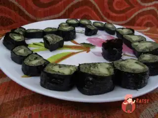 Сироїдні роли з огірком та руколою