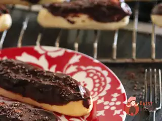 Еклери із заварним кремом, политі шоколадом.