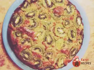 Пиріг з ківі, яблуками та горіхами.