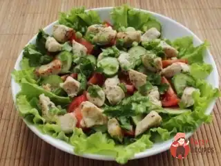 Салат з курки та свіжих овочів