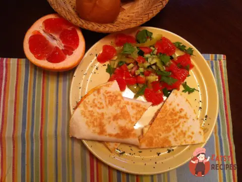 Кесаділля з куркою та з чеддером