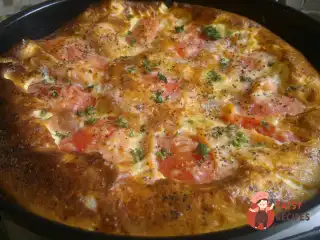 Омлет зі слабосоленою сьомгою та помідорами