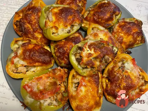 Перці, запечені з курячим фаршем під сирною скоринкою