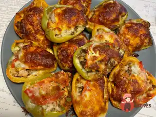 Перці, запечені з курячим фаршем під сирною скоринкою