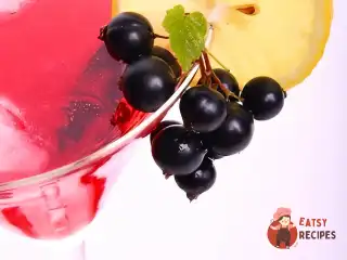Крюшон із шампанським та чорною смородиною