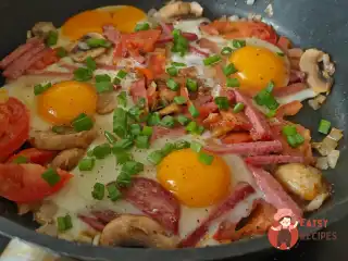 Яєчня з помідором, печерицями та ковбасою