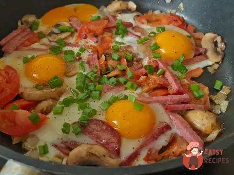 Яєчня з помідором, печерицями та ковбасою
