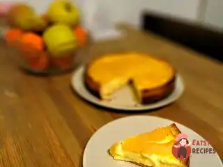 Йогуртово-лимонний торт із фруктами