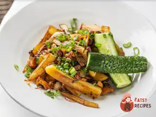 Картопля з лисичками та малосольними огірками