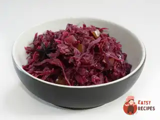 Червона капуста, тушкована з яблуком