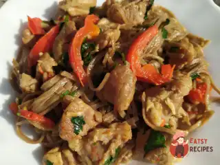 Гречана локшина зі свининою та солодким перцем