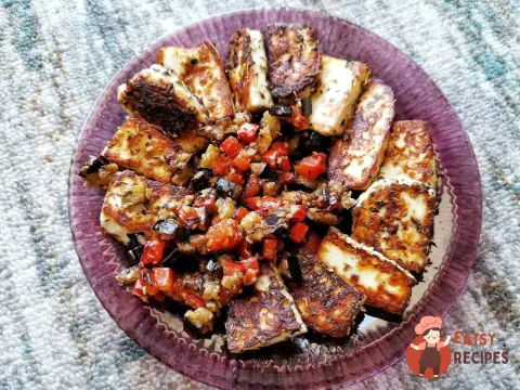 Смажений сир халумі з пряними овочами