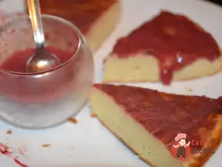 Манник із суничним соусом