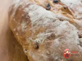 Пшенично-житній дріжджовий хліб із родзинками та кмином