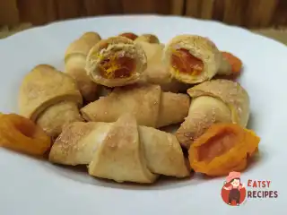 Рогалики з пісочного тіста з курагою