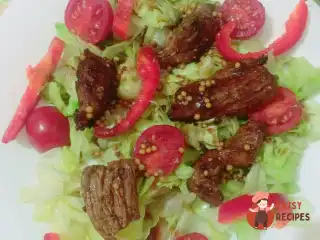 Овочевий шеф-салат із яловичиною із заправкою з 10 інгредієнтів