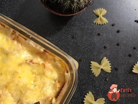 Фарфалле з кальмарами під соусом із сиру з блакитною пліснявою.