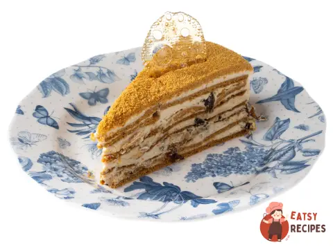Класичний медовик із чорносливом