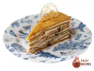 Класичний медовик із чорносливом