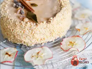 Горіховий торт з карамелізованими яблуками