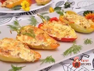 Болгарські перці, фаршировані курячим фаршем з овочами та зеленню