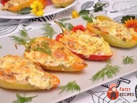Болгарські перці, фаршировані курячим фаршем з овочами та зеленню