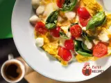 Омлет з моцарелою та помідорами
