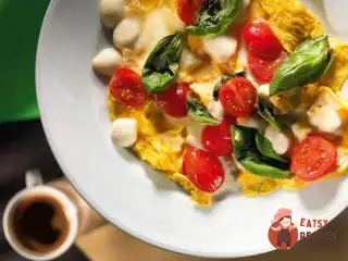 Омлет з моцарелою та помідорами