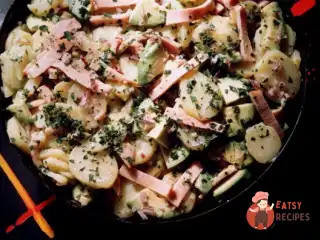 Картопляний салат з ковбасками та швейцарським сиром